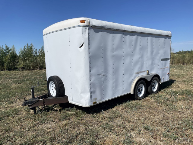 Tandem axle enclosed trailer